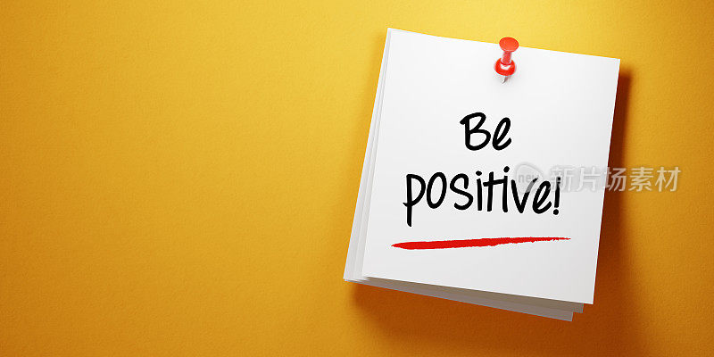 白色Sticky Note With Be Positive Message And Red Push Pin On Yellow Background